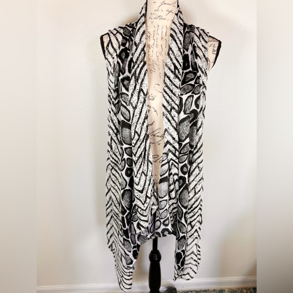 Anis. A NWT Waterfall Mesh Knit Animal Print Open Vest Size M